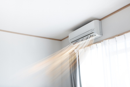 air-conditioner-blowing-warm-air