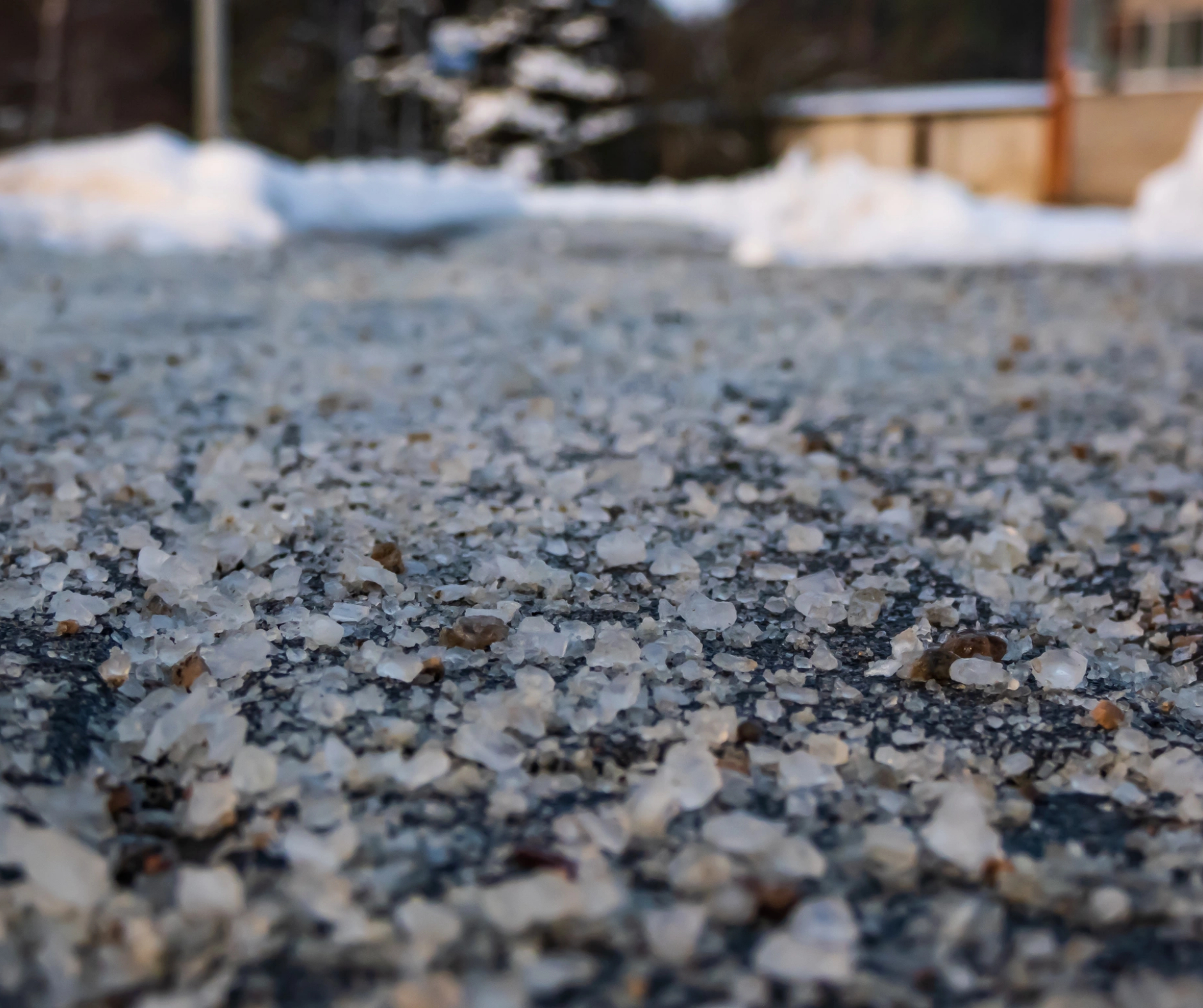 salt on pavement for deicing